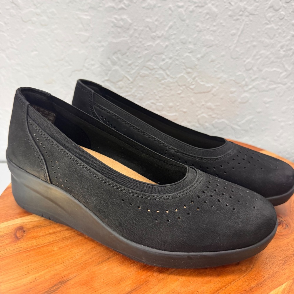 Clarks Collection Ultimate Comfort Black Perforated Wedge Pumps Womens 7W